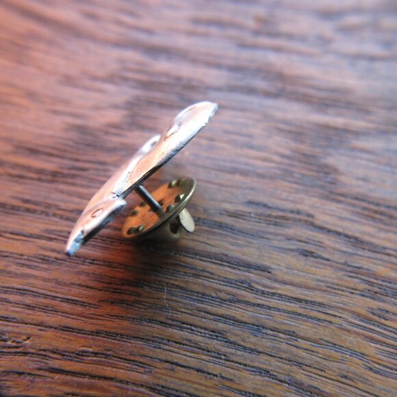 Matte silvertone Cat pin. (Lapel pin / Brooch) - Picture 3 of 6